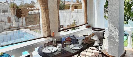 تناول الطعام بالخارج