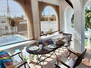Outdoor dining - Charming Villa with Private Pool and Terrace (Miami Playa)