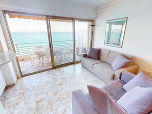 TV - Nice 2P with air conditioning and sea view terrace near the center (Menton)
