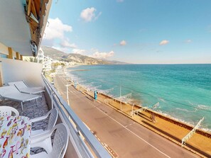 Outdoor dining - Nice 2P with air conditioning and sea view terrace near the center (Menton)