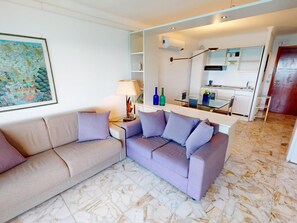 TV - Nice 2P with air conditioning and sea view terrace near the center (Menton)