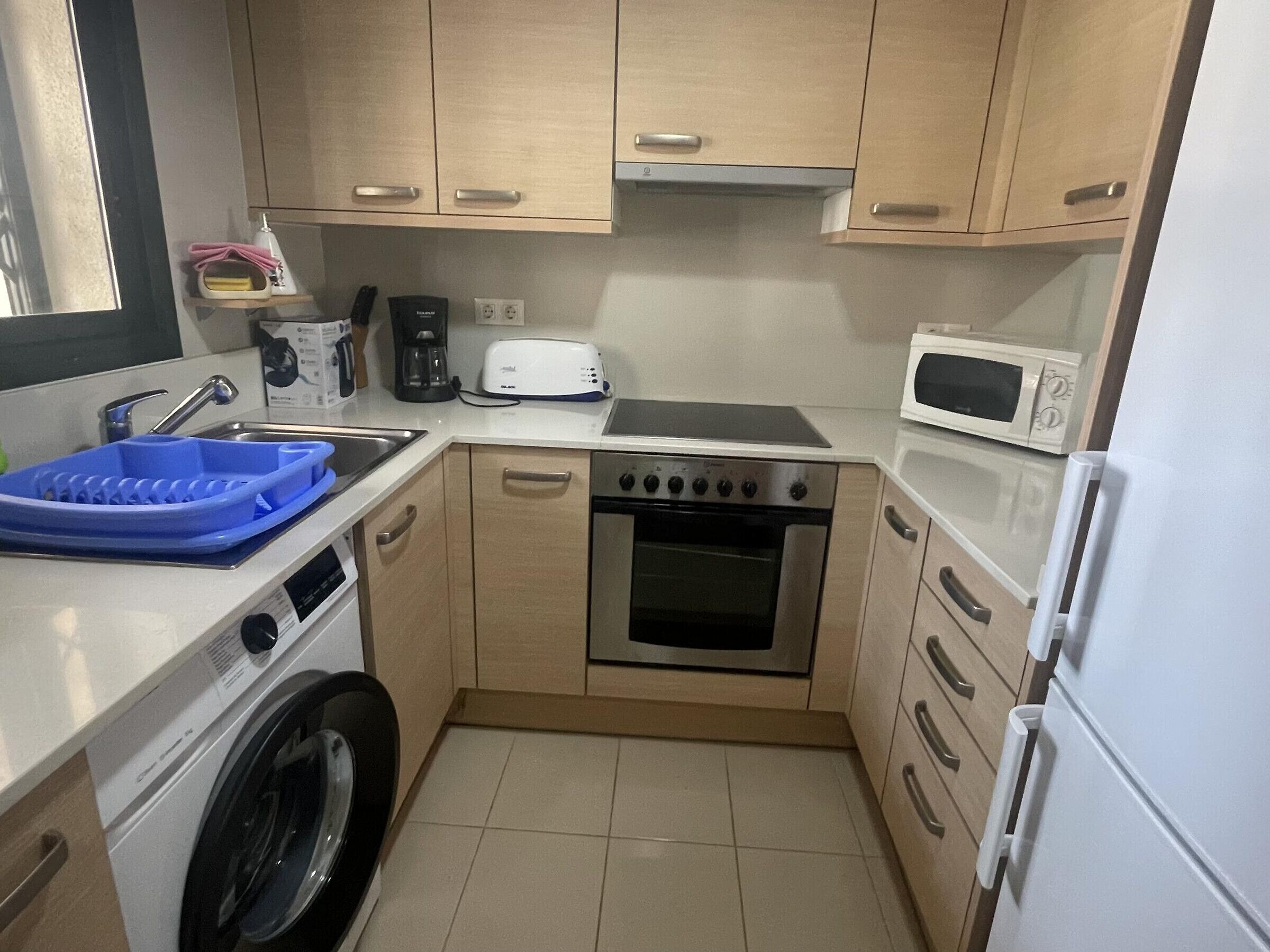 Four à micro-ondes, un four, cafetière-théière, grille-pain