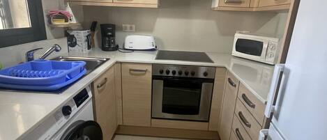 Four à micro-ondes, un four, cafetiÚre-théiÚre, grille-pain