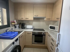 Microwave, oven, coffee/tea maker, toaster - Family Apartment in Miami Platja with Pool (Miami Playa)