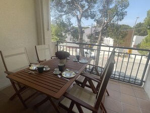 Outdoor dining - Family Apartment in Miami Platja with Pool (Miami Playa)