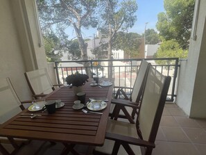 Outdoor dining - Family Apartment in Miami Platja with Pool (Miami Playa)