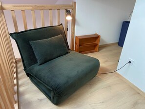 A small, cozy room with a bed, a nightstand, and a lamp. - New 78m² duplex, 2 bedrooms, pellet stove, WIFI, parking, sleeps 5 - Arâches-la-Frasse (Arâches-la-Frasse)