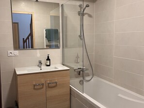 Hair dryer - New 78m² duplex, 2 bedrooms, pellet stove, WIFI, parking, sleeps 5 - Arâches-la-Frasse (Arâches-la-Frasse)