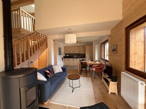 A modern interior with a living area, kitchen, and dining space. - New 78m² duplex, 2 bedrooms, pellet stove, WIFI, parking, sleeps 5 - Arâches-la-Frasse (Arâches-la-Frasse)