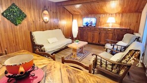 Living area - Spacious 4-bedroom apartment with balcony and WIFI, near Châtel and La Chapelle (Abondance)