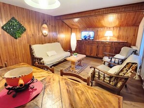 TV - Spacious 4-bedroom apartment with balcony and WIFI, near Châtel and La Chapelle (Abondance)