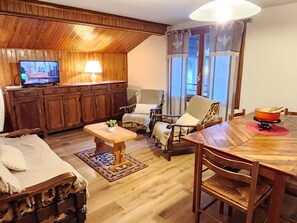 TV - Spacious 4-bedroom apartment with balcony and WIFI, near Châtel and La Chapelle (Abondance)
