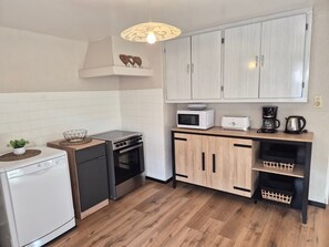 Fridge, microwave, dishwasher - Spacious 4-bedroom apartment with balcony and WIFI, near Châtel and La Chapelle (Abondance)
