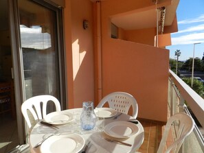 Outdoor dining - Studio for 4 in Bormes. Pets allowed, parking. Beach 200m away. (Bormes-les-Mimosas)