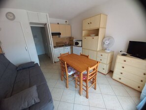 TV - Studio for 4 in Bormes. Pets allowed, parking. Beach 200m away. (Bormes-les-Mimosas)