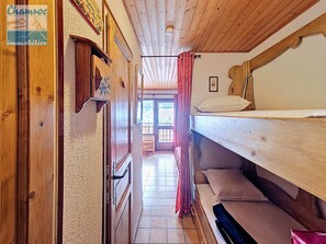 A narrow hallway with wooden walls and a bunk bed on the right. - Bright studio with south-facing balcony and parking in La Chapelle-d'Abondance (La Chapelle-d'Abondance)