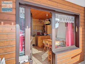 Outdoor dining - Bright studio with south-facing balcony and parking in La Chapelle-d'Abondance (La Chapelle-d'Abondance)