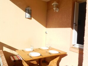 Outdoor dining - 2-room flat 4 ppl, balcony, garage, near beach (Bormes-les-Mimosas)