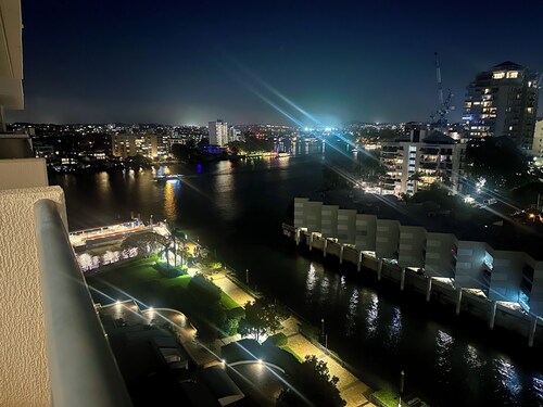 Kangaroo Point Luxury Riverfront Apartment