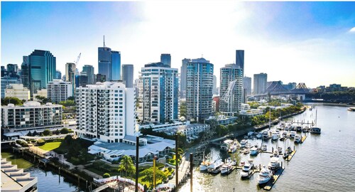 Kangaroo Point Luxury Riverfront Apartment