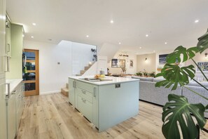 Réfrigérateur, four à micro-ondes, un four, surface de cuisson