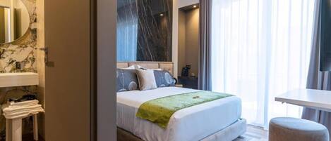 Dobbeltrom – deluxe, balkong, byutsikt | Safe på rommet, strykejern/-brett og wi-fi (inkludert)