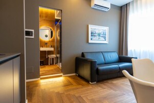 Suite, vista città | Area soggiorno | TV, stampante