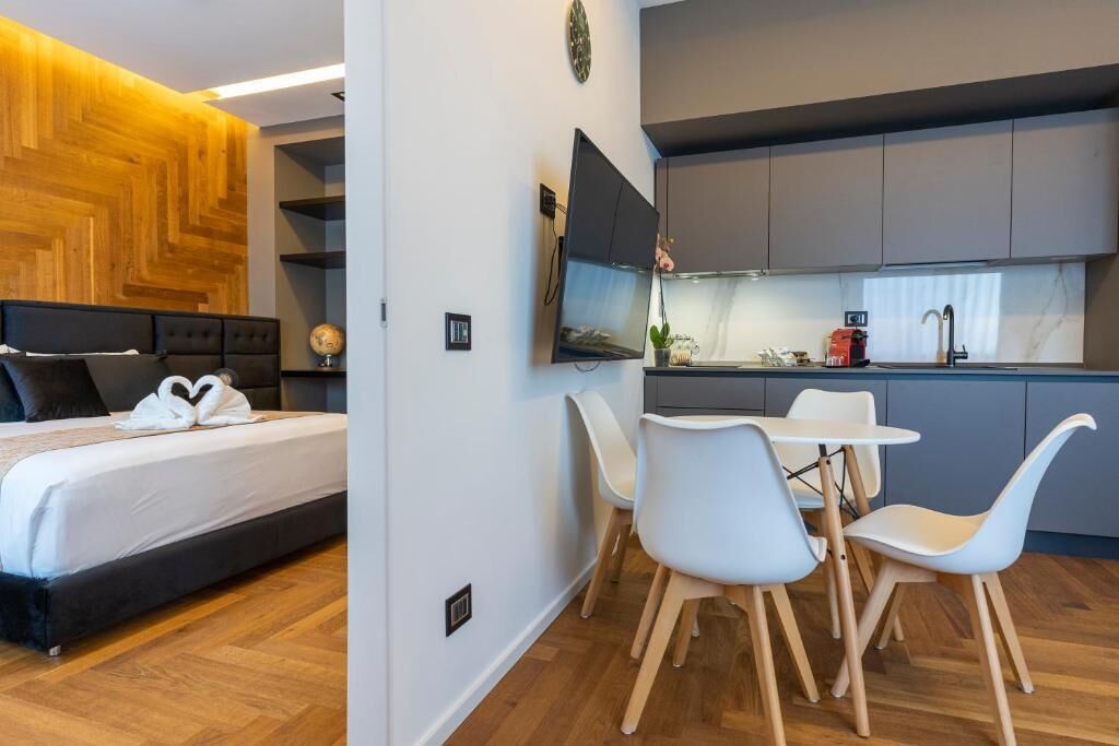 Suite, vista città | Area soggiorno | TV, stampante