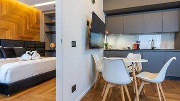 Suite, vista città | Area soggiorno | TV, stampante