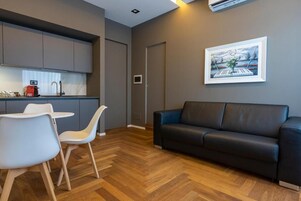 Suite, vista città | Area soggiorno | TV, stampante