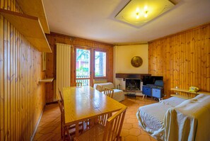 Appartement, 2 chambres, balcon | Coin séjour