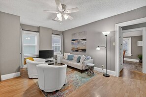 TV - 1BD-Parking/Reading Nook-Extended Stay (Des Moines)