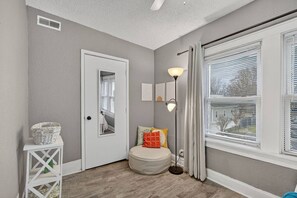 Interior - 1BD-Parking/Reading Nook-Extended Stay (Des Moines)