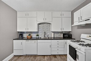 Private kitchen - 1BD-Parking/Reading Nook-Extended Stay (Des Moines)