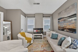TV - 1BD-Parking/Reading Nook-Extended Stay (Des Moines)