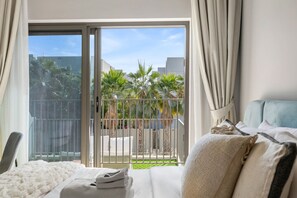 4 bedrooms, desk, iron/ironing board, travel cot - Family 4BR Villa | PS5 & Garden | New Community (Dubai)