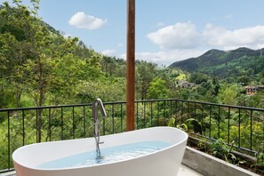 Kahden hengen premier-huone, parveke, vuoristonäköala | Tallelokero huoneessa, äänieristys, silitysrauta/-lauta, ilmainen Wi-Fi