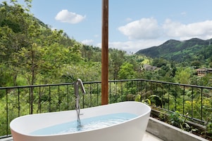 Quarto casal premier, sacada, vista para a montanha | Cofres nos quartos, quartos à prova de som