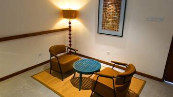 In-room safe, soundproofing, iron/ironing board, free WiFi