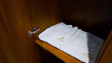 In-room safe, soundproofing, iron/ironing board, free WiFi