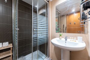 Shower, hair dryer, towels - MalagaSuite Duplex near the City (Málaga)