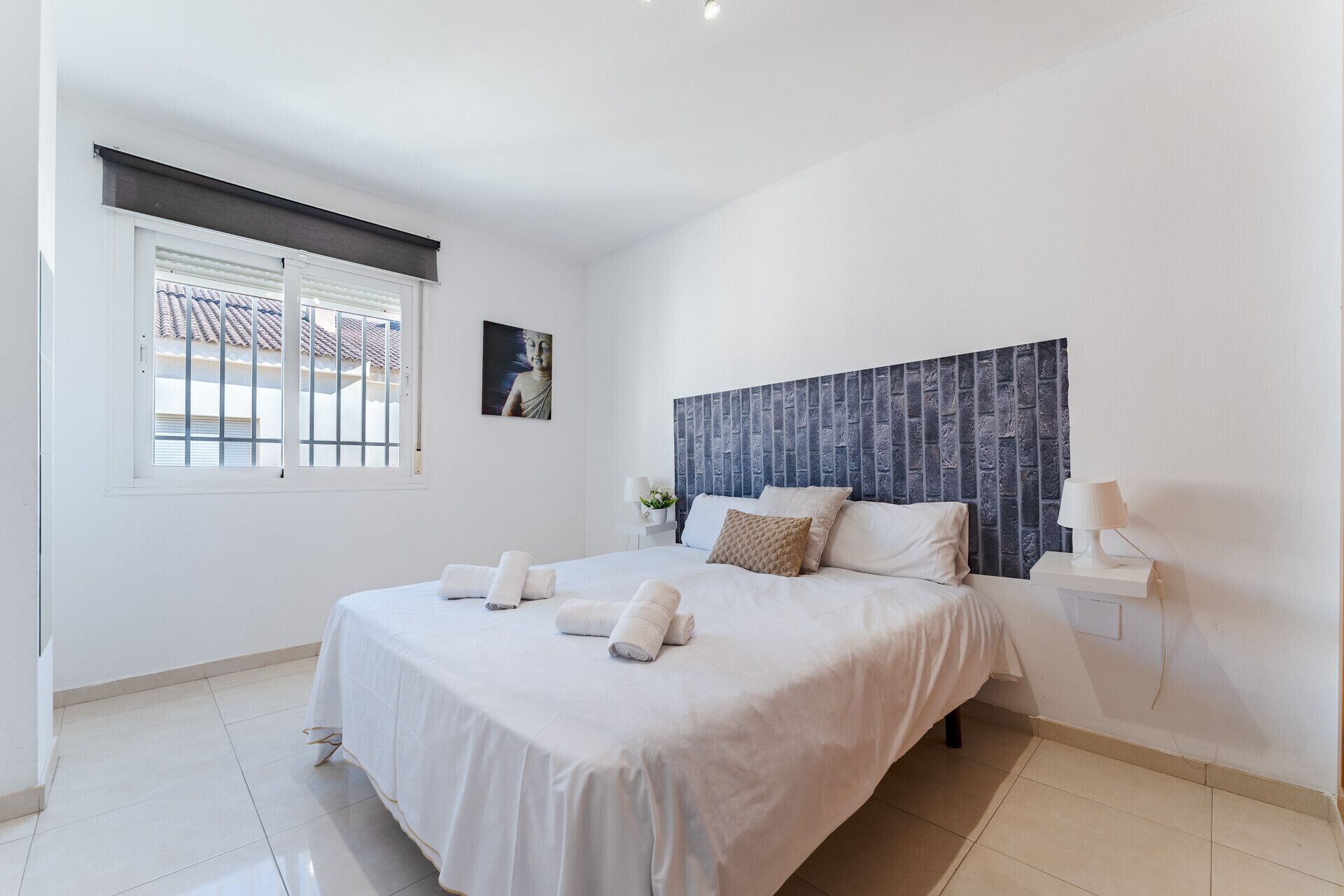 Tabla de planchar con plancha, wifi gratis, ropa de cama