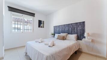 Tabla de planchar con plancha, wifi gratis, ropa de cama