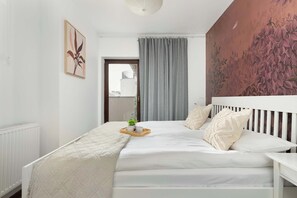 2 habitaciones, escritorio, tabla de planchar con plancha y wifi 