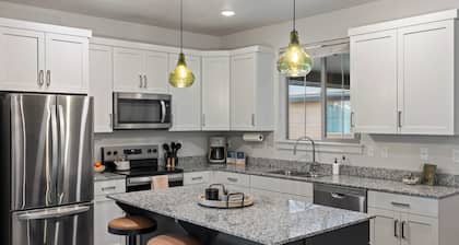 Family 3BR Mountain Stay on Midway Main St Near Park City & Deer Valley Ski Resorts