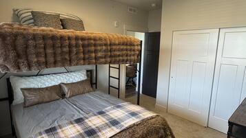 3 bedrooms, desk, free WiFi, bed sheets