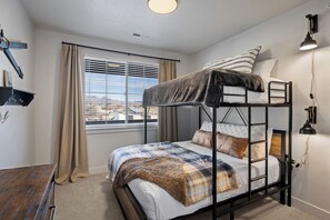 3 bedrooms, desk, free WiFi, bed sheets