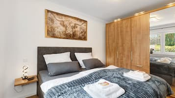 2 bedrooms, iron/ironing board, WiFi, bed sheets