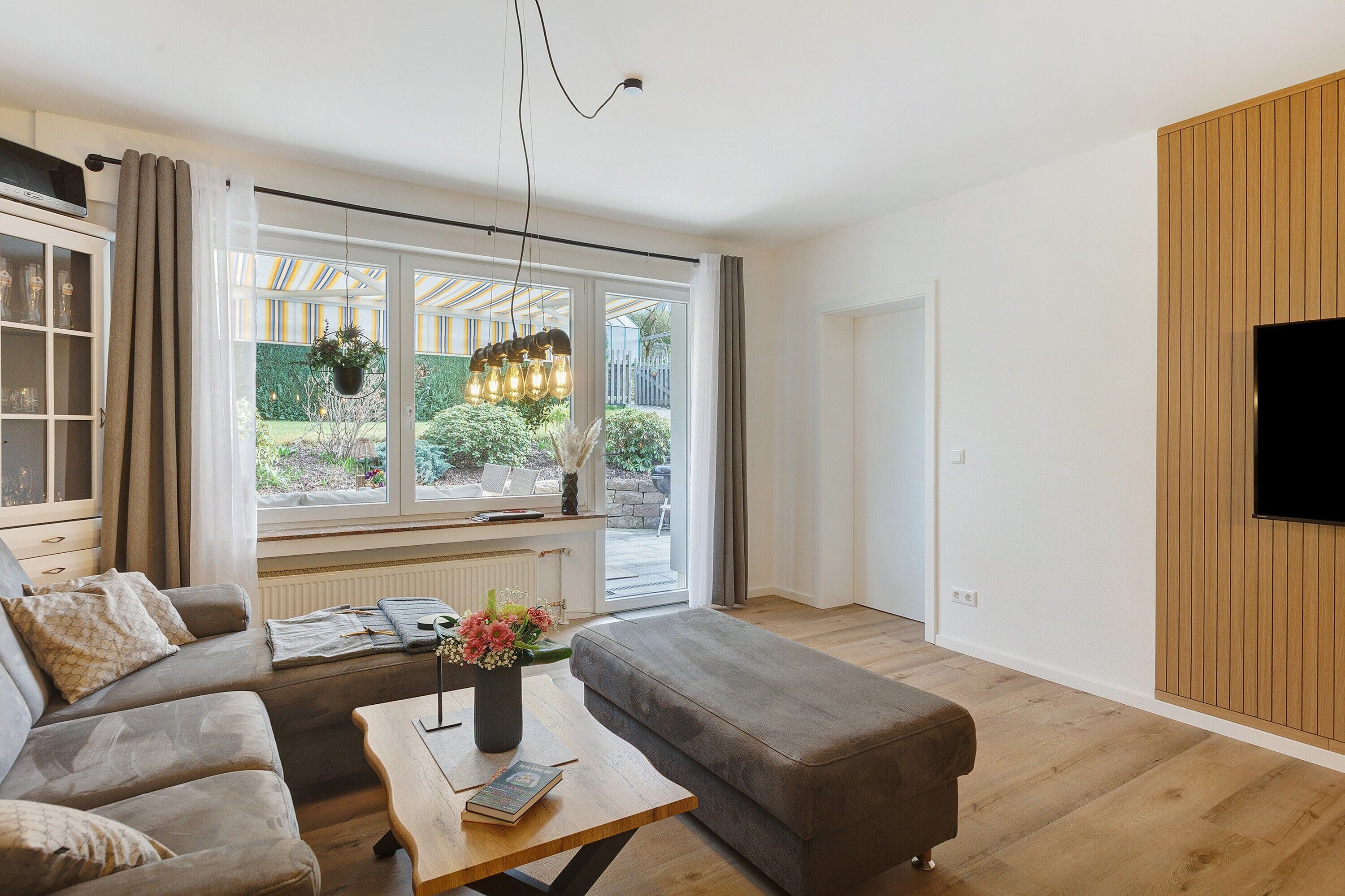 Een televisie en een stereo