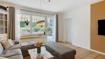 Een televisie en een stereo